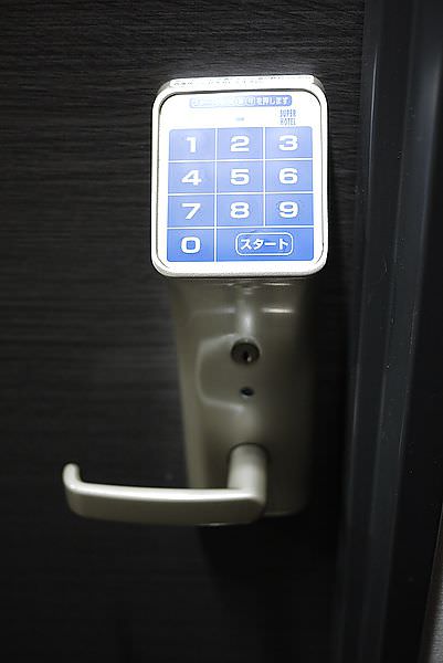 super hotel都是這款鎖，按密碼!!! 我喜歡~~因為只要記得密碼就可以回家休息囉!!!