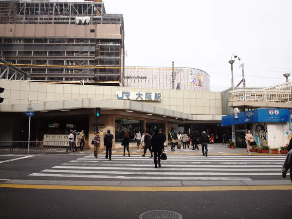 最討厭的是...明明就在同一站 為什麼JR PASS的站名(大阪站)不和 地鐵站的站名(梅田站)一樣?? 